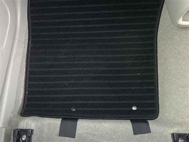 【フロアマット】車内を綺麗に保つのには必須のアイテムです。当店ではフカフカな新品マットも絶賛取り扱い中！ぜひご相談くださいませ。