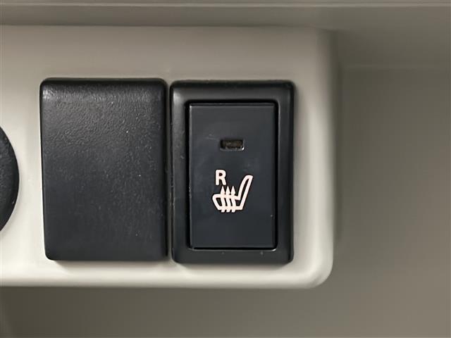 【シートヒーター】シートを温めてくれる暖房機器です！長時間座っていると負担が掛かりやすい背中や腰、または冬場などの寒い日に冷えやすい脚部に快適なぬくもりを伝えます。