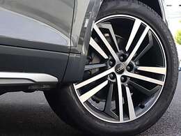 ●オシャレは足元から。サスペンションは硬すぎずしなやかな乗り心地に貢献しています。さらにローアンドワイドの佇まいがスポーティ！