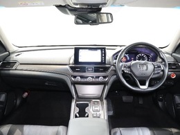 操作性に優れた運転席となります！小物入れや各ボタンの配置にこだわり、使いやすいです！座り心地もよく視認性も良好なのでロングドライブもお任せ下さい！