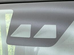 【スマートアシスト】走行中に前方の車両等を認識し、衝突しそうな時は警報とブレーキで衝突回避と被害軽減をアシスト。より安全にドライブをお楽しみいただけます。