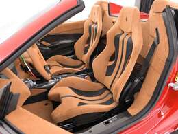 シート表皮には滑りにくいアルカンターラ仕上げとなっております。センサーストライプはブラック。本体はカーボンレーシングシートとなっています。ホールド性も高く街乗りからサーキットまで幅広く対応致します。