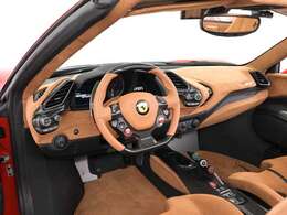 内装はCuoioを選択しております。茶色を基調としたおしゃれなインテリアです。上品な空間を演出しております。クリーニングを実施し清潔な状態でございます。気になる臭いなどもありません。