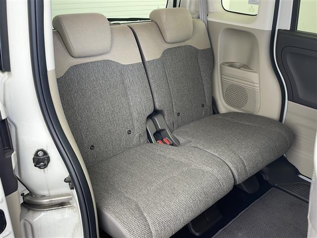 【運転席】座り心地が良いシートなので長時間の運転でも快適にお過ごしいただけます。新品のフロアマットのご注文も可能です。掲載箇所以外にご希望の写真がございましたらお気軽にお問い合わせ下さい。