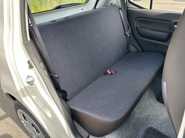 運転席側リヤシート。使用感もほとんどなくきれいな状態に保たれております。