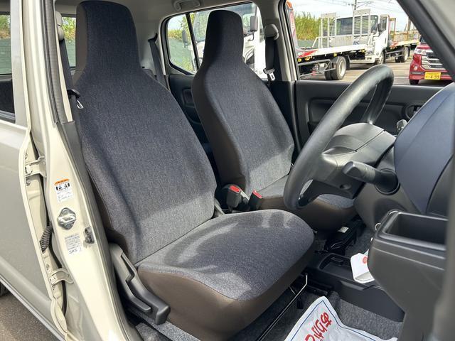 運転席側シートは乗り降りも多く傷みやすいですが、とてもきれいな状態に保たれております。