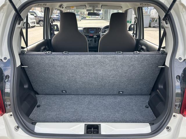 シートを立てていてもたくさん収納できる広々荷室。