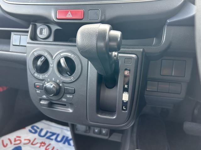 インパネシフトなので足元広々！運転席と助手席間の移動もスムーズにできます。