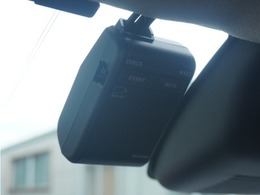 ◆ドライブレコーダー◆映像・音声などを記録する自動車用の装置です。　もしもの事故の際の記録はもちろん、旅行の際の思い出としてドライブの映像を楽しむことができます。