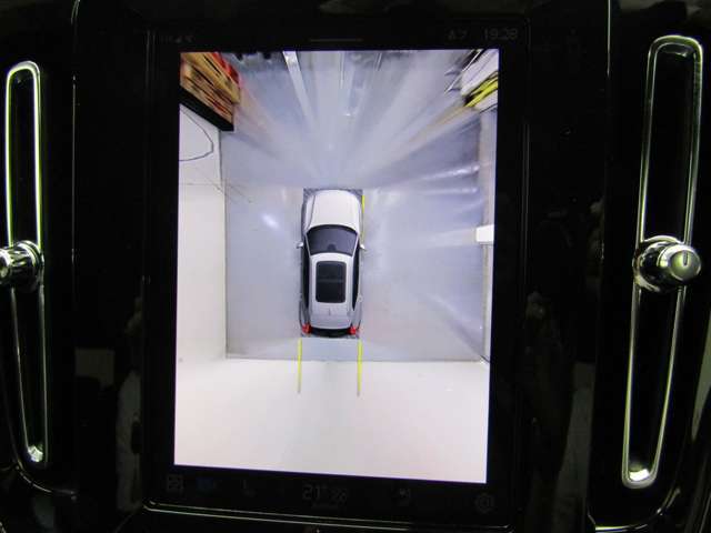 360°カメラ付きで車庫入れや縦列駐車の際、周囲の状況を一目で確認できます。