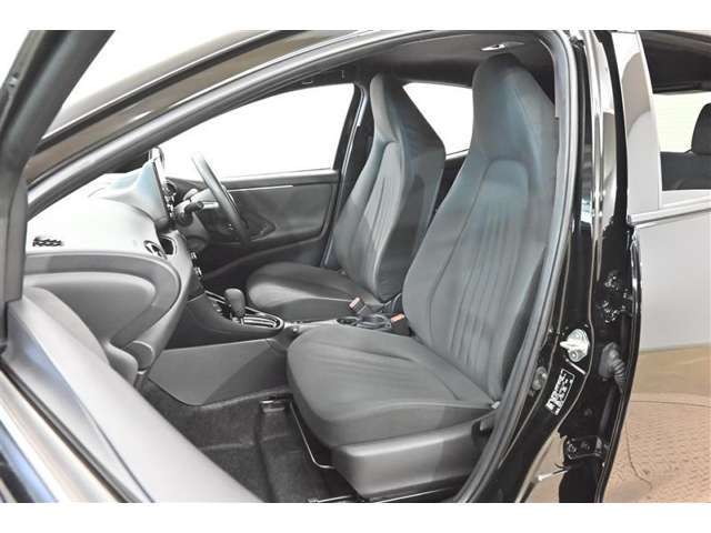 中古車をキレイで気持ちよくお乗りいただけるよう、エンジンルームからシートを外した洗浄まで、目に見えない部分も徹底的に洗浄しています！