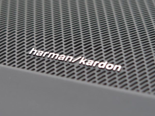 【harman　kardon】ハーマンカードンのHi-Fiスペシャリストと共に、モデル別に開発・設計された専用チューニングが臨場感溢れる音響空間を実現しています。