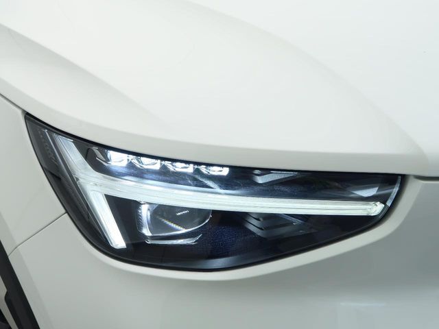 【LEDヘッドライト】ハイビームを先行車や対向車にあてず、その両サイドではハイビーム照射を維持。見える範囲が段違いに広くなりました。北欧神話に登場するトールハンマーをモチーフにデザイン。
