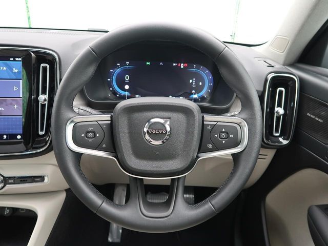 常に触れる部分であるステアリングの状態は、中古車選びにおいて非常に重要なポイントです。こちらの車両は使用感も少なく、きれいな状態を保っています。