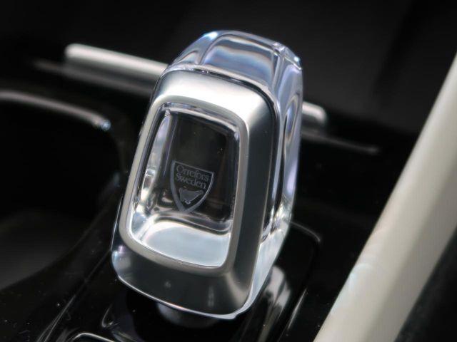 【オレフォス社製クリスタル・シフトノブ】高い存在感を放つクリスタルのシフトノブはボルボ上位グレード車のみに装備される特別なアイテム。スウェーデン南部のクリスタルガラスメーカー、オレフォス社による製造。