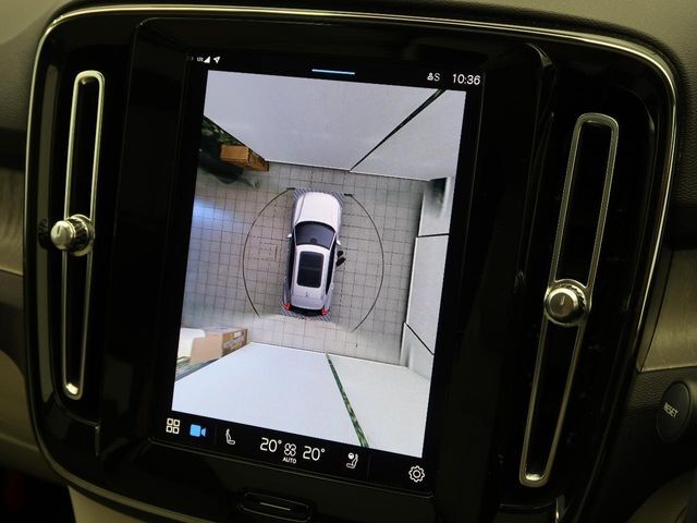 【360°ビューカメラ】4台の高解像度カメラで360度の鳥瞰図を表示。隣の車や壁、死角にある障害物などを画面で確認できるため、狭いスペースでの駐車・出入りも安心です。
