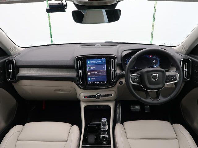 XC60【アルティメット　B4　AWD】入庫しました！サンルーフオプション付きの豪華装備車両です♪Google搭載ナビによる音声アシストでハンズフリー操作の幅が広がりました！ぜひご体感ください☆