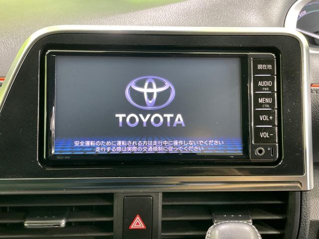 【純正ナビ】人気の純正ナビを装備しております。ナビの使いやすさはもちろん、オーディオ機能も充実！キャンプや旅行はもちろん、通勤や買い物など普段のドライブも楽しくなるはず♪