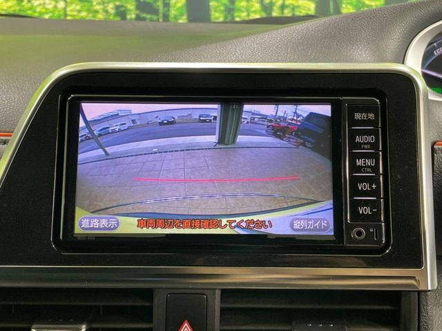 【バックカメラ】駐車時に後方がリアルタイム映像で確認できます。大型商業施設や立体駐車場での駐車時や、夜間のバック時に大活躍！運転スキルに関わらず、今や必須となった装備のひとつです！