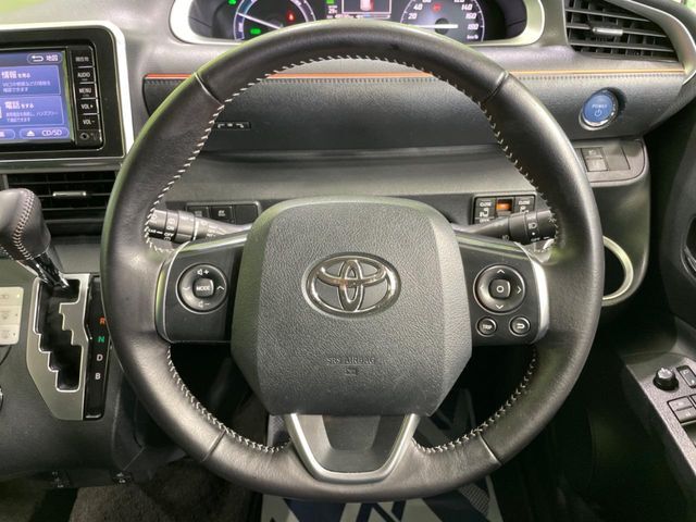 【純正革巻きステアリング】上質な革を使用することで、手にしっかり馴染みとても運転しやすいハンドルです♪
