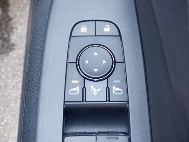 電動格納式ミラーなので、対向車などとのすれ違い時にも便利です。