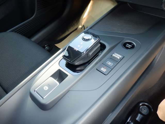 e-POWERならではの、スタイリッシュなシフトノブ周りが非常にかっこいいですね。