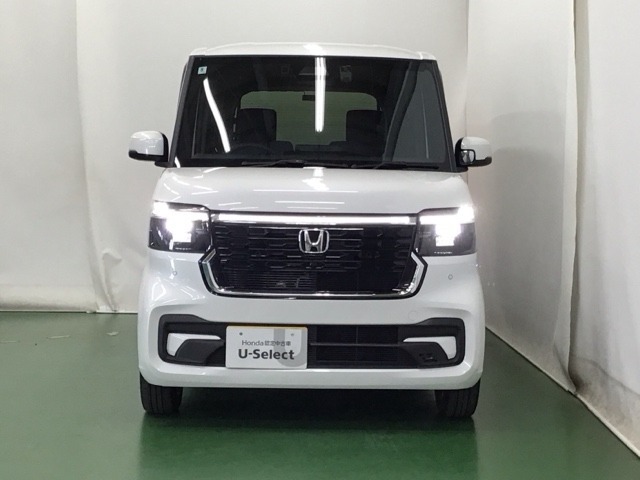 LEDヘッドライトを装備しています。LEDヘッドライトはとても明るく、雨の日や夜間走行も安全・安心です。オートライトコントロール付きで周囲の明るさに応じて自動で点灯・消灯します