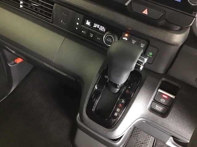 発進時から滑らかに加速する無段階変速のCVTはストップ/ゴーの多い街の中も快適です
