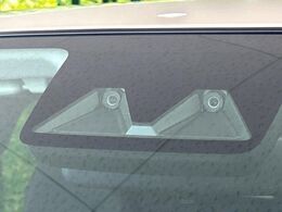 【スマートアシスト】走行中に前方の車両等を認識し、衝突しそうな時は警報とブレーキで衝突回避と被害軽減をアシスト。より安全にドライブをお楽しみいただけます。