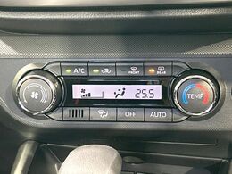 【オートエアコン】一度お好みの温度に設定すれば、車内の温度を検知し風量や温度を自動で調整。暑い…寒い…と何度もスイッチ操作をする必要はありません。快適な車内空間には必須の機能ですね♪