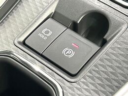 【オートブレーキホールド】信号待ちや渋滞で停車時にブレーキから足を離しても、停止状態を保持してくれます。前進するときはアクセルを踏めば自動で解除されるので安心♪街乗り運転が楽になります♪