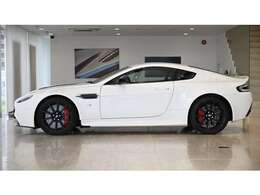 エンジン：5.9リッターV12 DOHC 48バルブトランスミッション：7段AT出力：573ps（421kW）/6750rpmトルク：63.2kgm（620Nm）/5750rpm