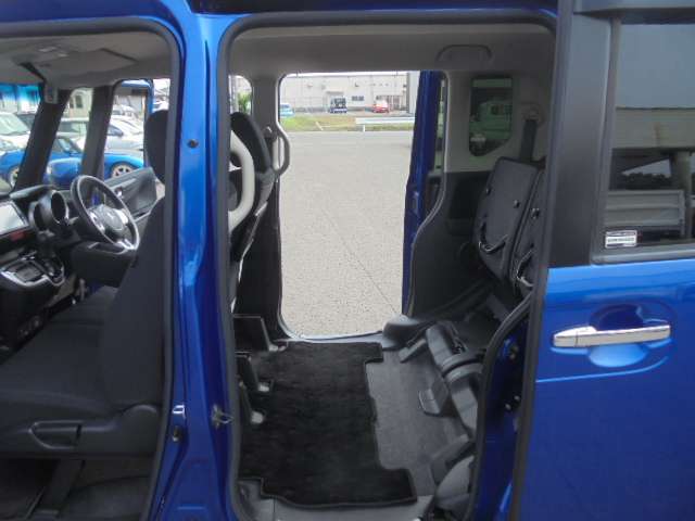 後席を折りたためば広々荷室として使えます。