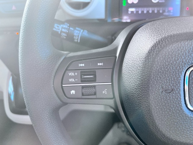 ステアリング左手には、ハンズフリーボタン、オーディオ切り替えや音量調整、コンテンツのスキップなどを、ハンドルを握ったまま安全に操作できるよう配置されています♪