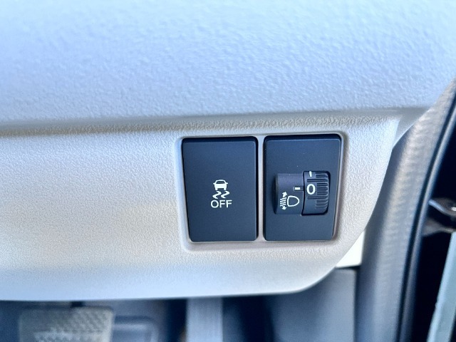 運転席から左側電動スライドドアの開閉をしていただけます♪お子様のお迎えや雨の日の乗り降りなどもスムーズにしていただけます☆
