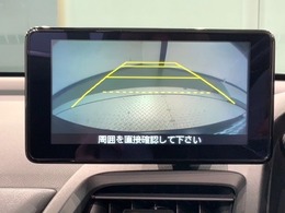 リバースギアに入れるだけで後方の表示へ切り替わります。夜間や雨の日の駐車も楽になりますよ。