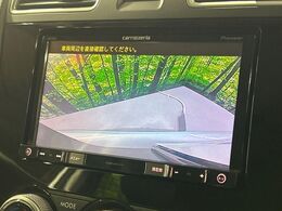 【バックカメラ】駐車時に後方がリアルタイム映像で確認できます。大型商業施設や立体駐車場での駐車時や、夜間のバック時に大活躍！運転スキルに関わらず、今や必須となった装備のひとつです！