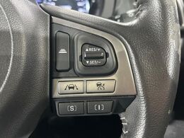 【全車速追従機能付クルーズコントロール】高速道路での長距離走行が楽に！！自動で速度を保つクルーズコントロールが、衝突軽減システムと連携し、前方の車両を感知して車間を保つように速度調節してくれます！！