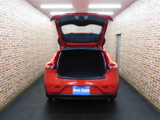 【抗菌クリーニング施工済】室内及びトランクルームは大変広々しています。お荷物やゴルフバック等が楽々取り出せるのも魅力のひとつです。格安物件でありがちなタバコ臭やペット臭なども無く綺麗な状態です♪