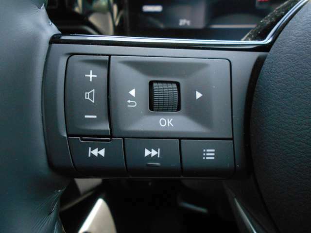 ナビの音量など車両情報を手元で操作できるハンドルスイッチ付き。
