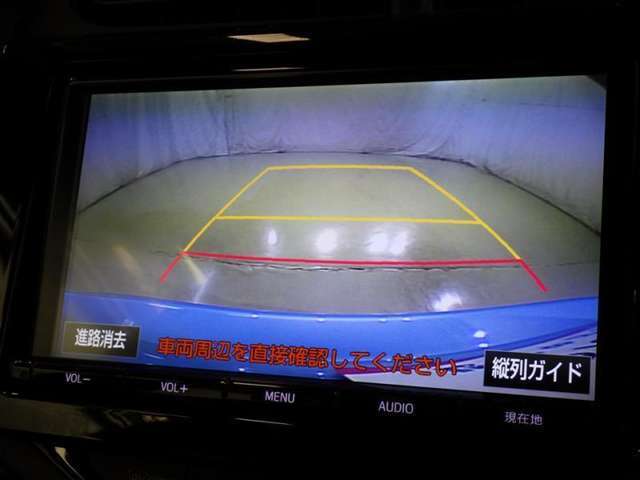 バックモニターも装備しております。バックギアに入れるとナビ画面に車の後方が映し出されます。これで後方確認も安心！