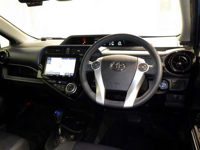 運転の際、常に目にする部分だけにシックで飽きのこないデザインが良いですね。