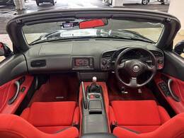 見通しの良いコックピットは普段のドライブに最適。運転しやすいお車となります。