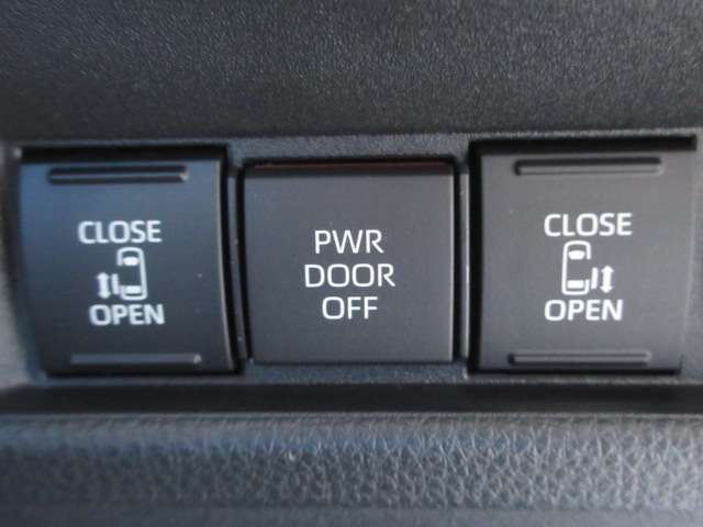 人気の両側パワースライドドアですので、乗り降りも楽々です♪