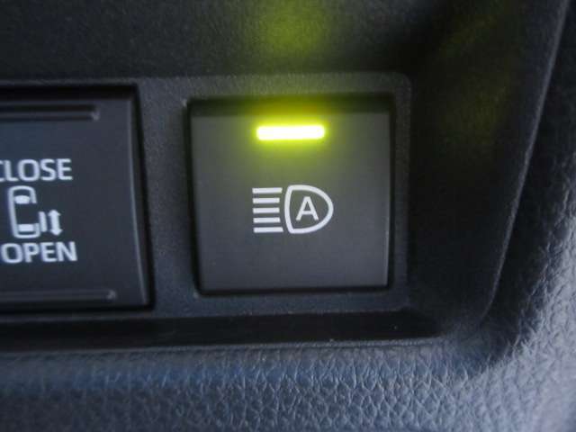 夜間走行時に役立つオートハイビーム機能も装備しています。