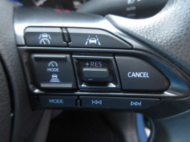 見た目も握り心地も豪華な革巻ステアリングも装備！ナビに連動したオーディオスイッチや高速走行時に役立つレーダークルコンも装備しています！