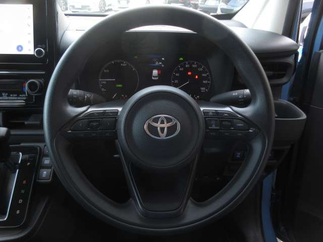 見た目も握り心地も豪華な革巻ステアリングも装備！ナビに連動したオーディオスイッチや高速走行時に役立つレーダークルコンも装備しています！