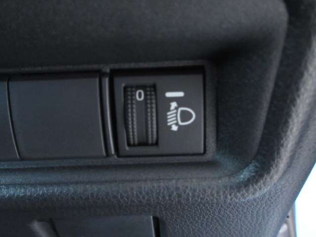 ご納車後も安心なプレミアム保証をご提案いたします。ナビや電装品、エアコンなども含めた600項目の充実した保証内容と安心のロードサービス付帯でサポートいたします。詳細はお尋ねください。