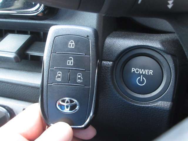 今流行でとても便利なスマートキーも装備！エンジン始動もキー開閉もキーフリーで行えて便利ですよ！