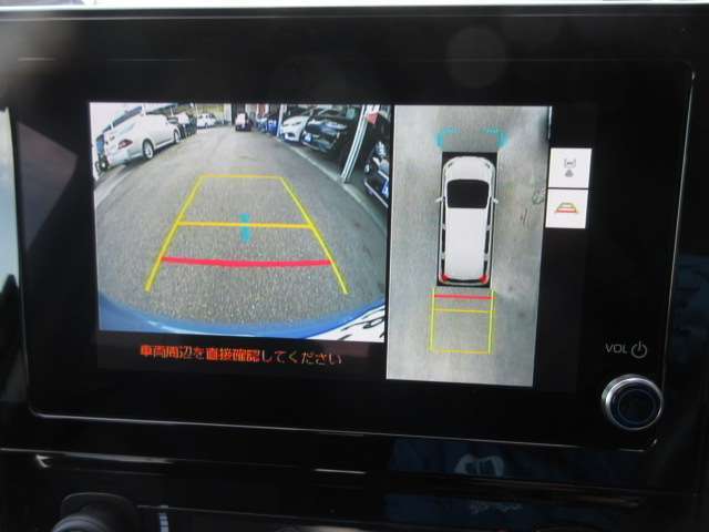 お車を上から見下ろしたような視点で駐車できる便利なパノラミックビューモニターも装備しています！